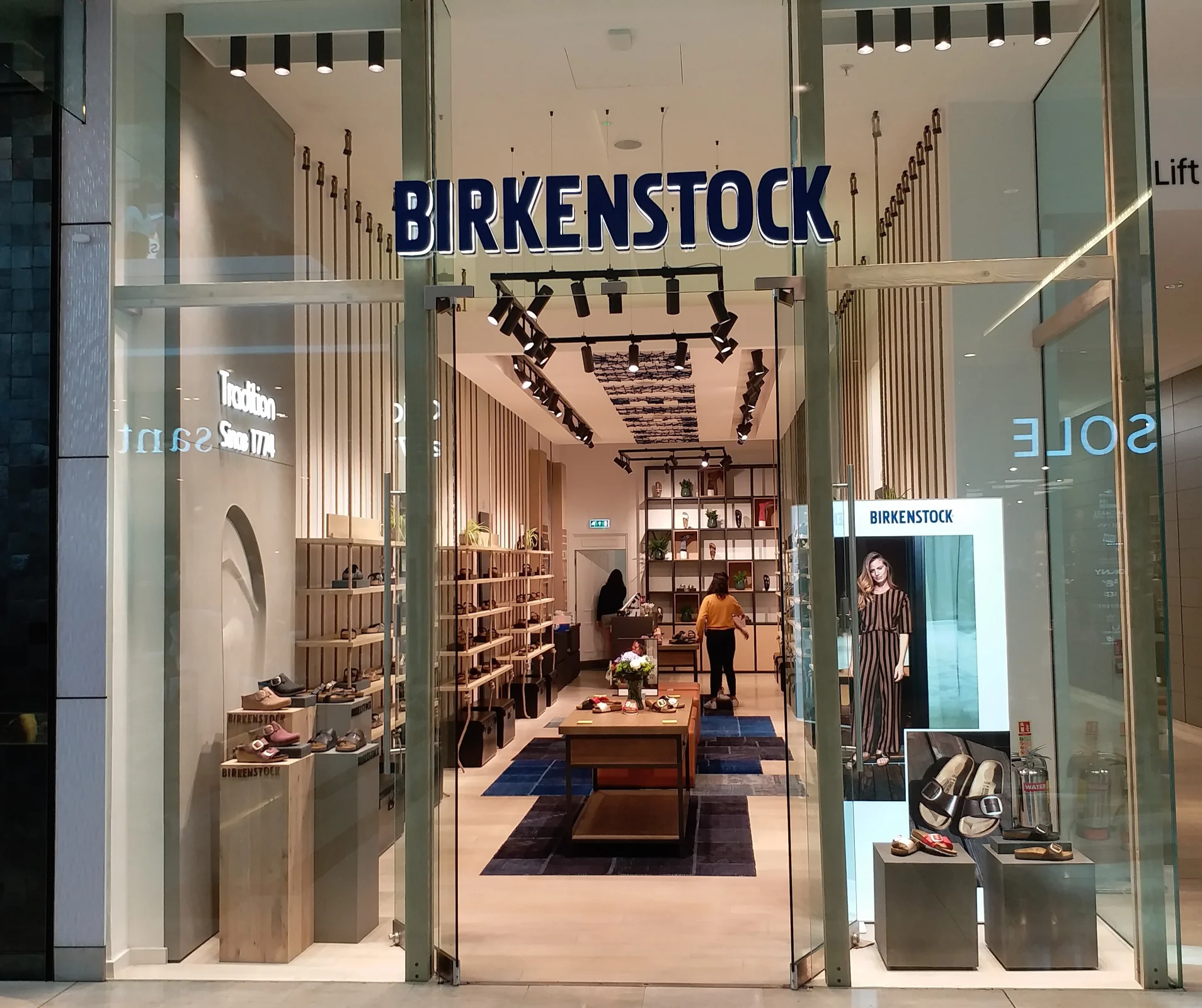 Birkenstock Store im Westfield White City, London – Eingangsbereich und Ladenbau