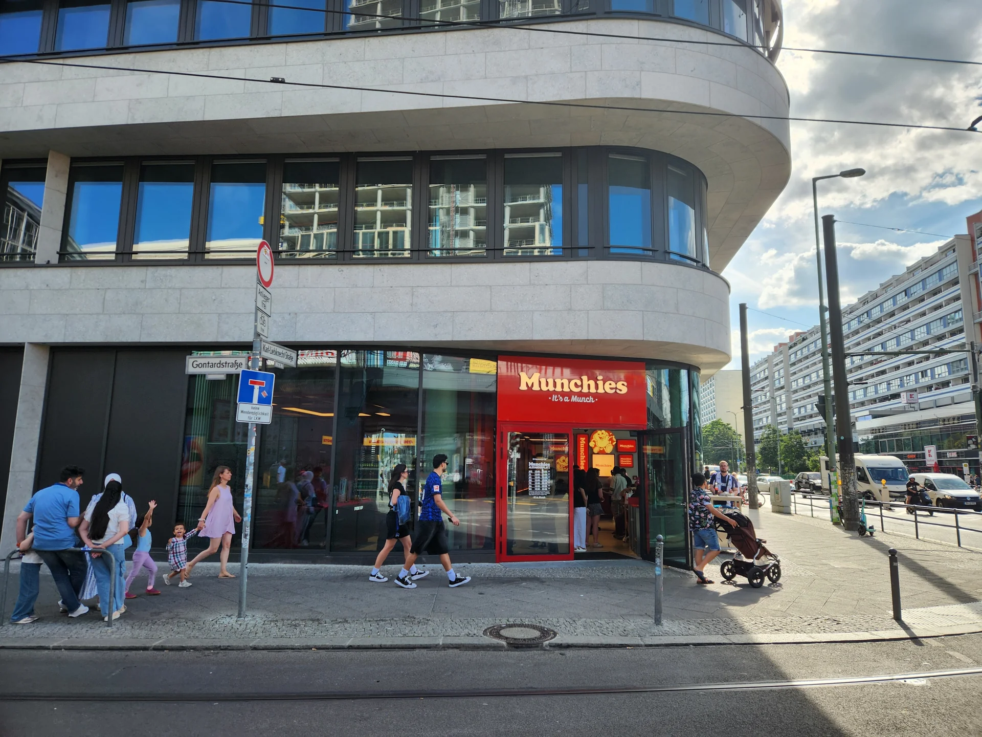 Außenansicht des realisierten Munchies Restaurants am Alexanderplatz in Berlin