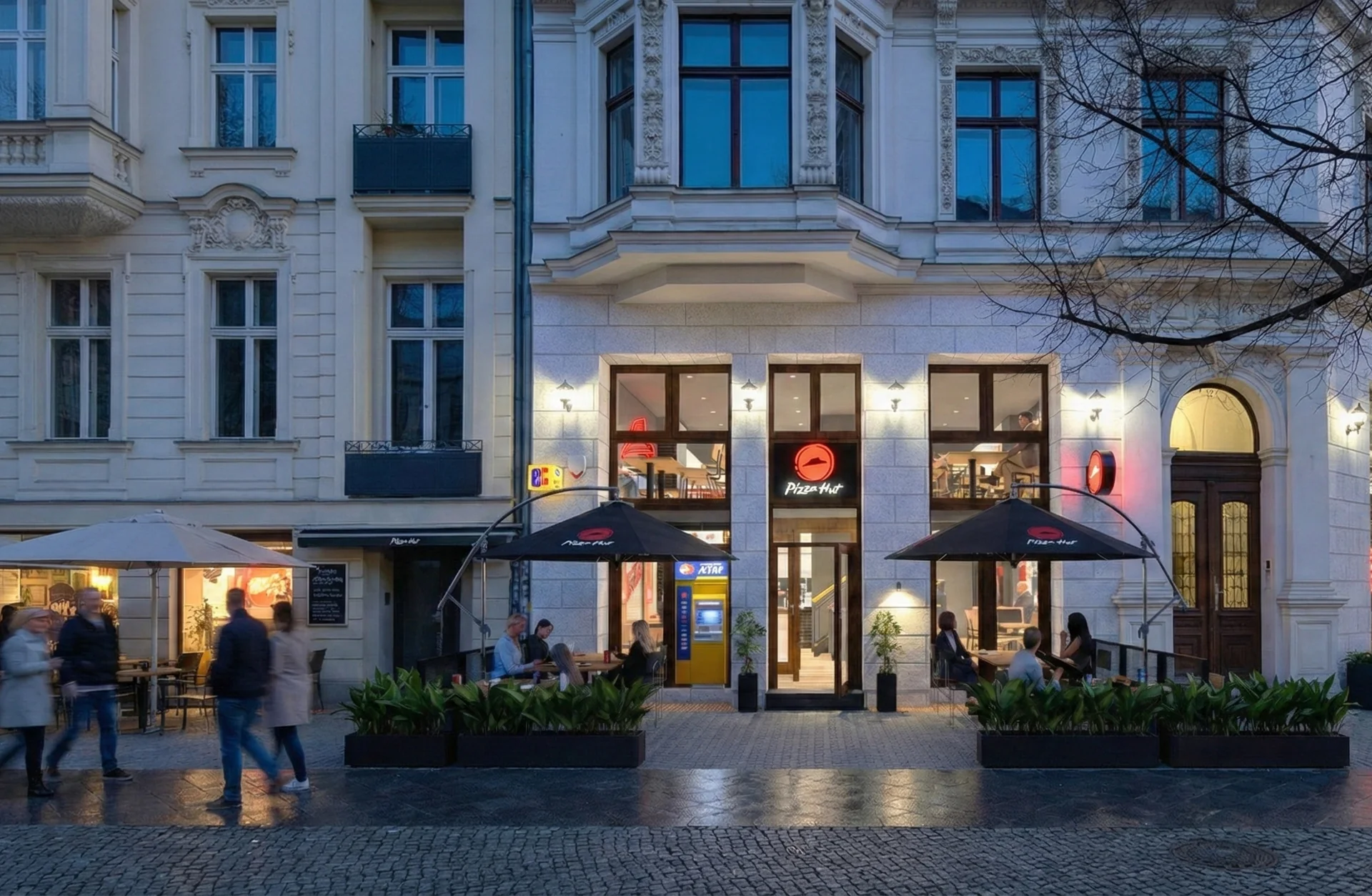 3D-Visualisierung der Pizza-Hut-Fassade in Berlin-Mitte mit Terrasse und beleuchtetem Innenraum in der Abendstimmung